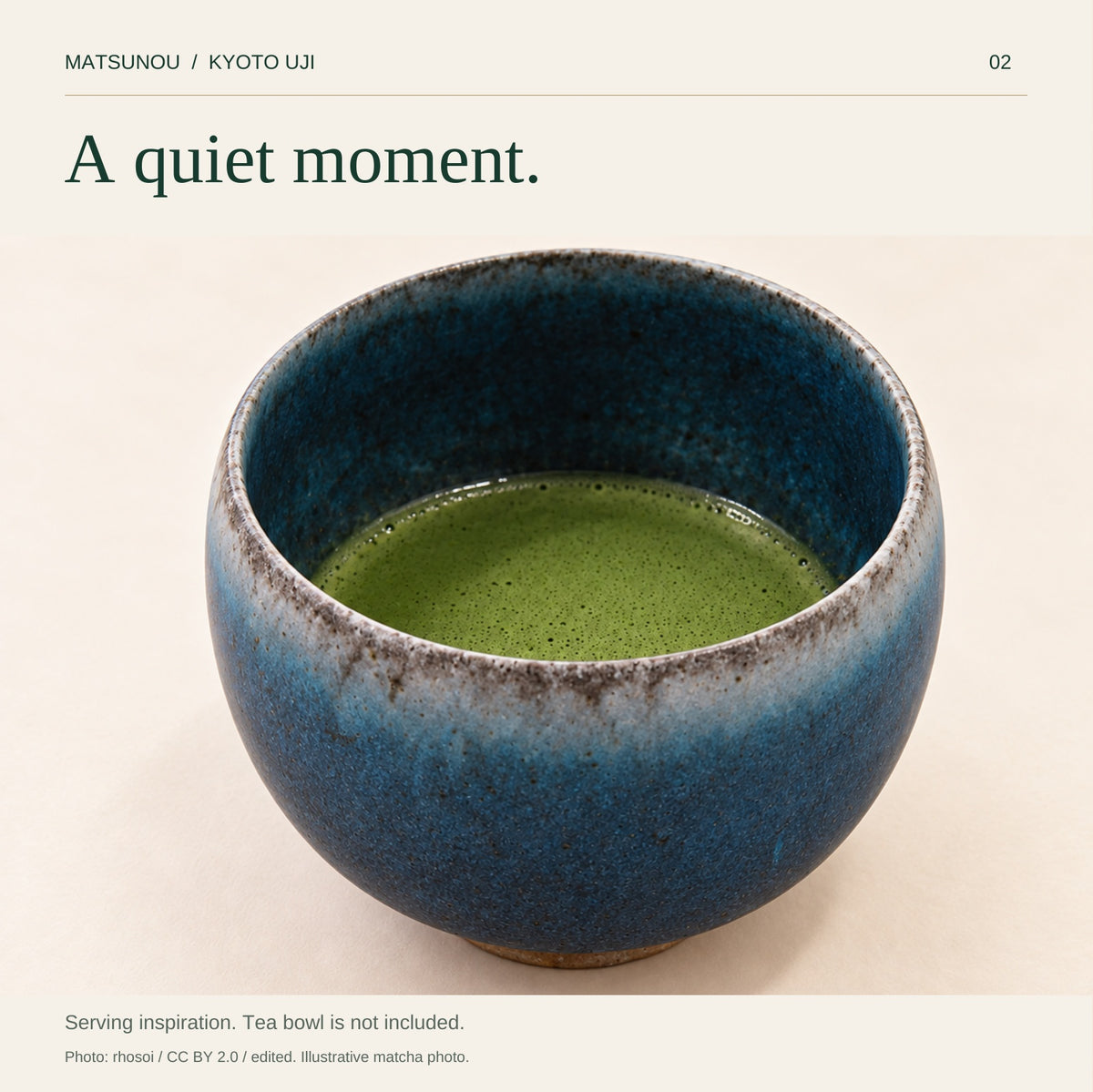 青い抹茶碗に点てた抹茶の使用イメージ。茶碗は付属しません。AI-edited using user-provided bowl references. Base photo: rhosoi, CC BY 2.0. https://commons.wikimedia.org/wiki/File:Matcha_by_rhosoi_in_Mukonoso,_Hyogo.jpg | https://creativecommons.org/licenses/by/2.0/